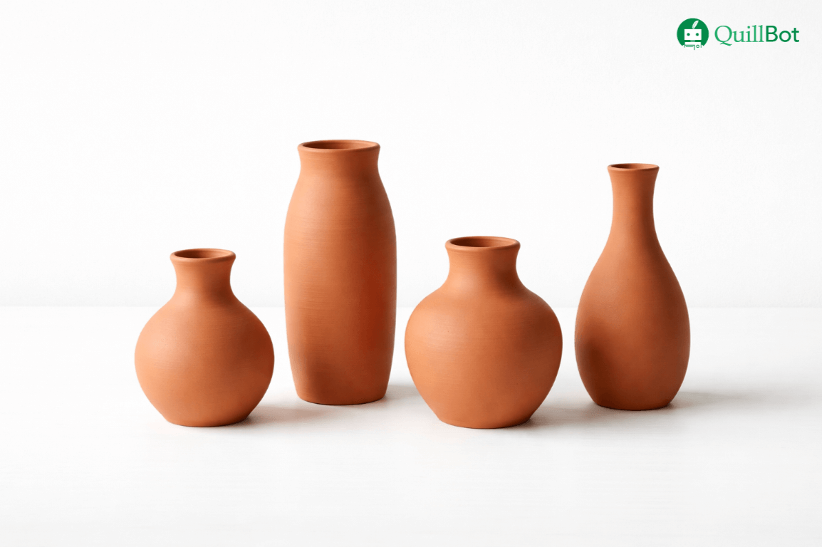 Imagem de quatro vasos feitos de terracota sob fundo branco.